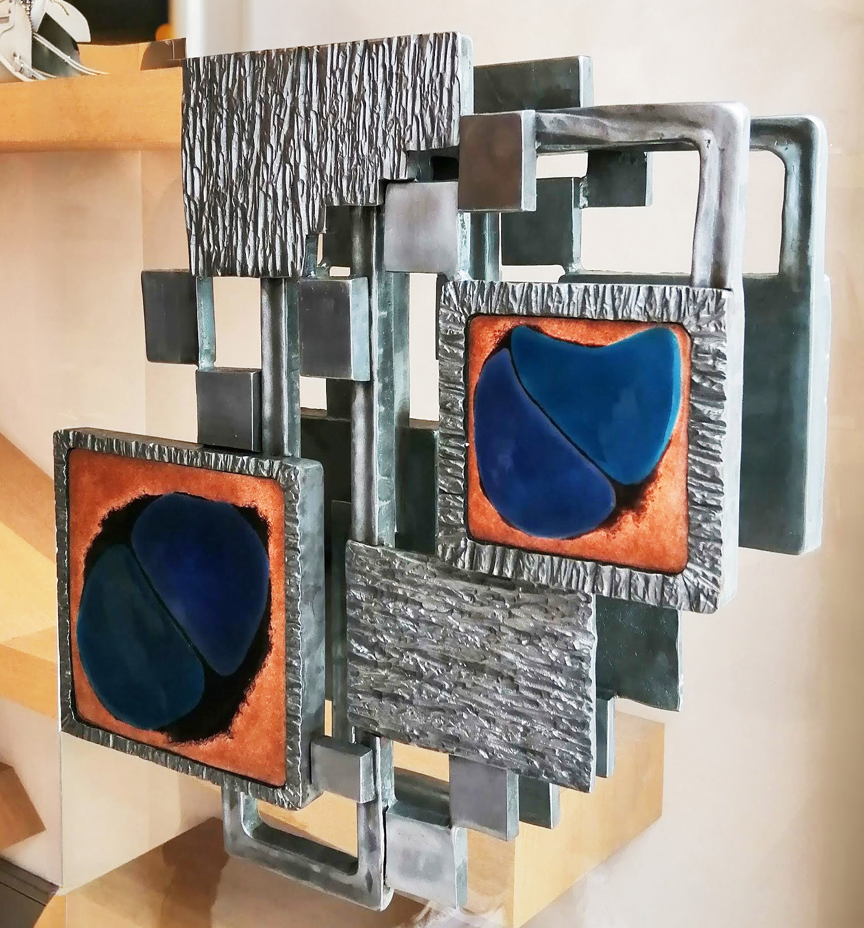 Poignée de porte en acier en collaboration avec Natacha Baluteau pour les émaux.